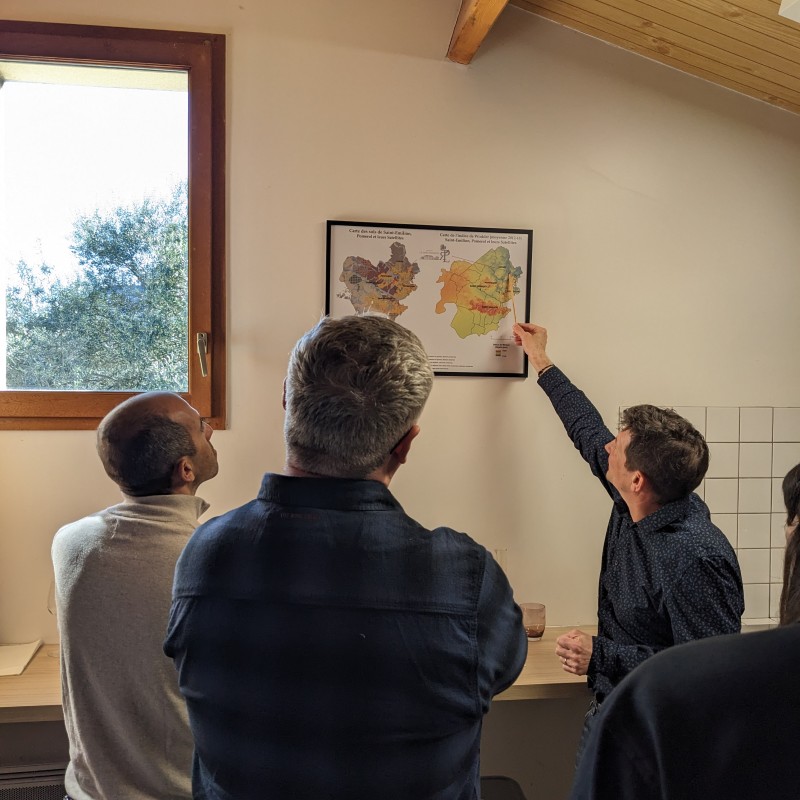 Atelier d'assemblage du vin au chateau la Rose Perriere : etude de la carte des sols de Saint-Emilion