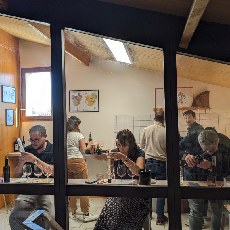 atelier assemblage de vins avec eprouvettes et pipettes