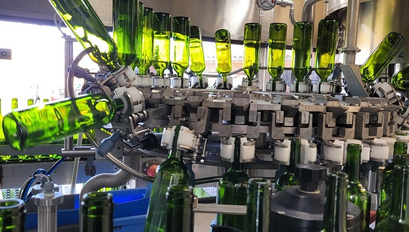 Fabrication du vin : machine d’embouteillage pendant la phase de mise en bouteille du vin