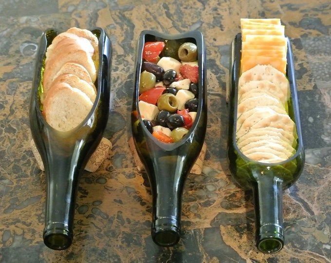 Bouteilles de vin d&eacute;coup&eacute;es dans le sens de la longueur et recycl&eacute;es en plats pour l'ap&eacute;ritif