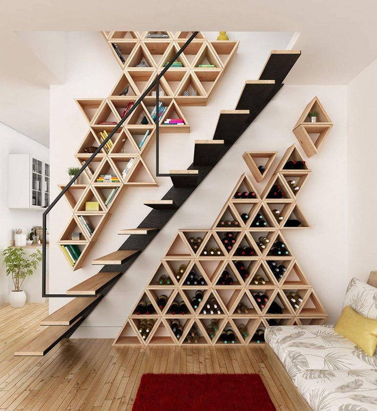 Casiers triangulaires en bois servant de cave &agrave; vins sous et sur un escalier
