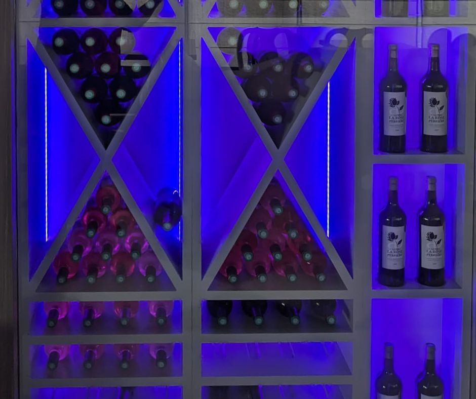 Cave à vins vitrine du Chateau La Rose Perriere