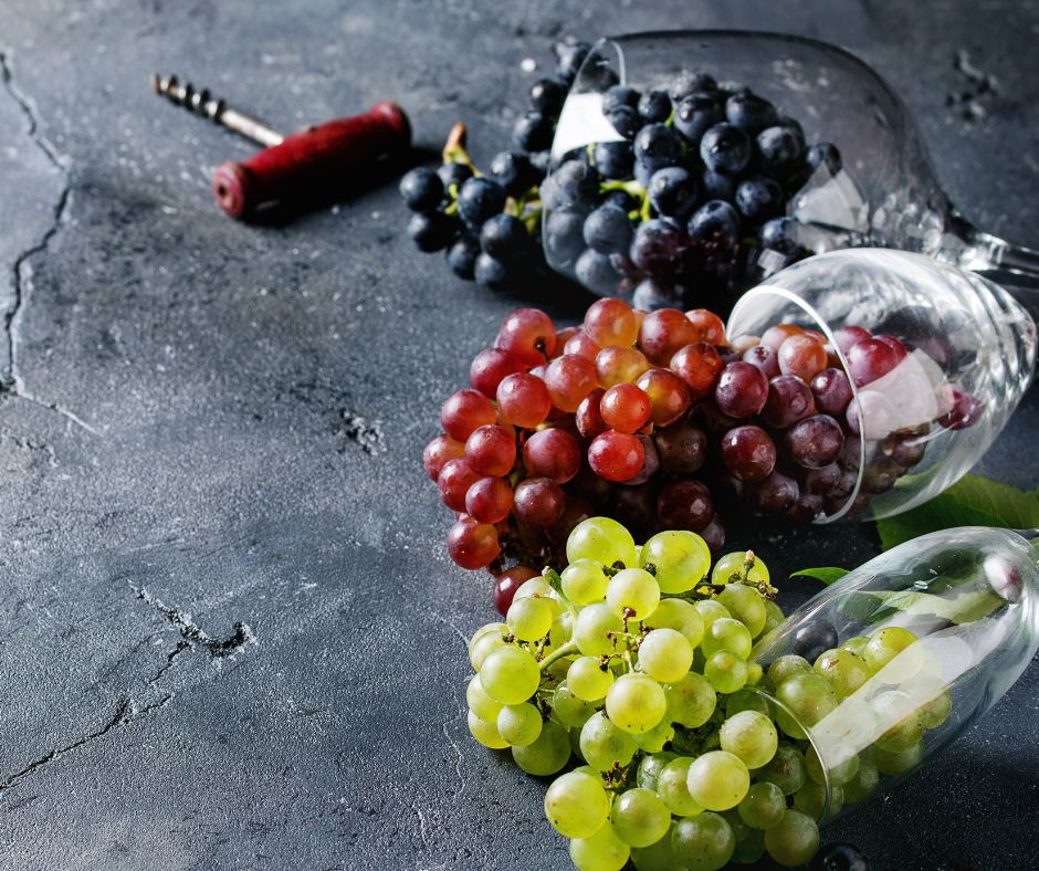 Trois grappes de raisins issus de cépages différents dans trois verres à vins.