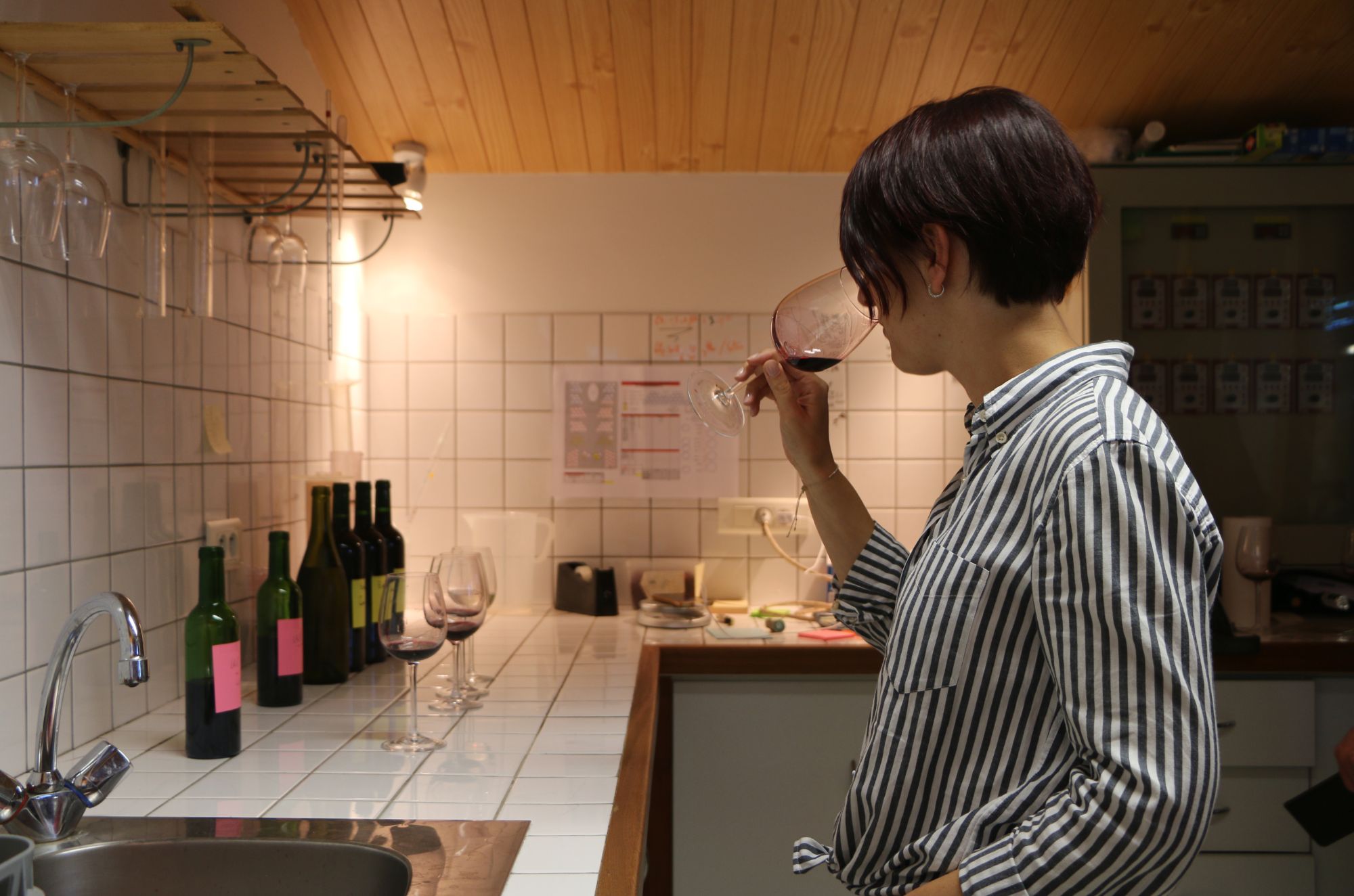 Claire Sylvain Carioti en pleine phase d&rsquo;analyse olfactive lors d&rsquo;une d&eacute;gustation de vin dans le chai du Ch&acirc;teau La Rose Perri&egrave;re