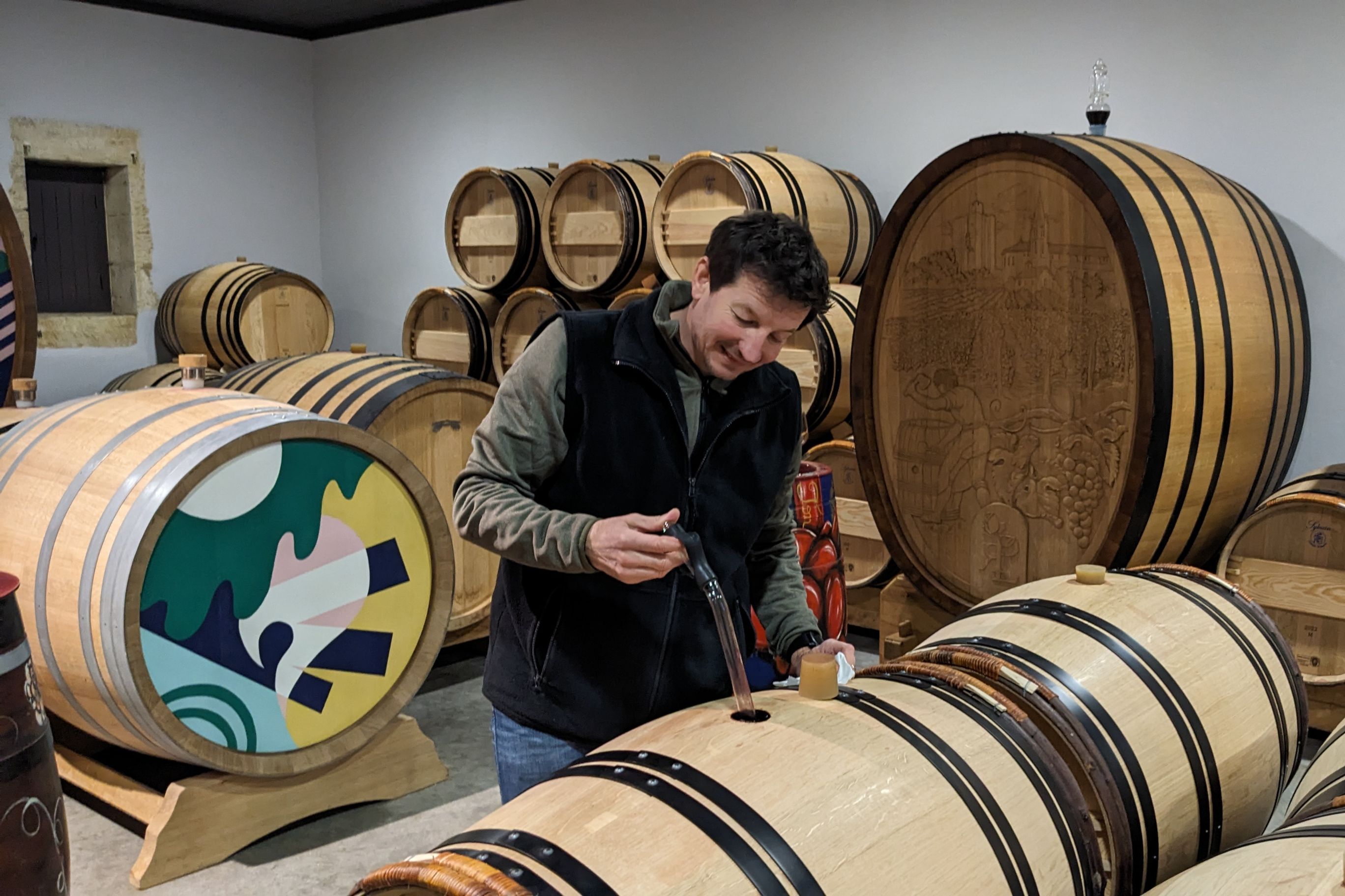 Bruno, Responsable d’exploitation, en train de faire une dégustation à la barrique dans le chai du Château La Rose Perrière