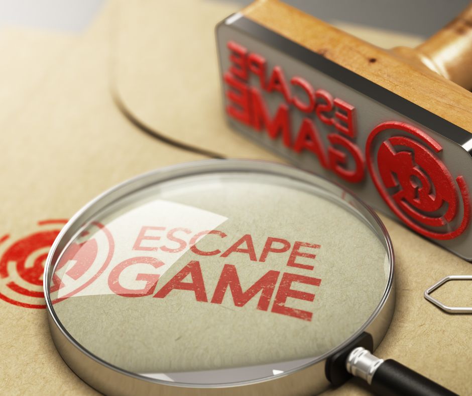 Loupe et tampon indiquant Escape Game