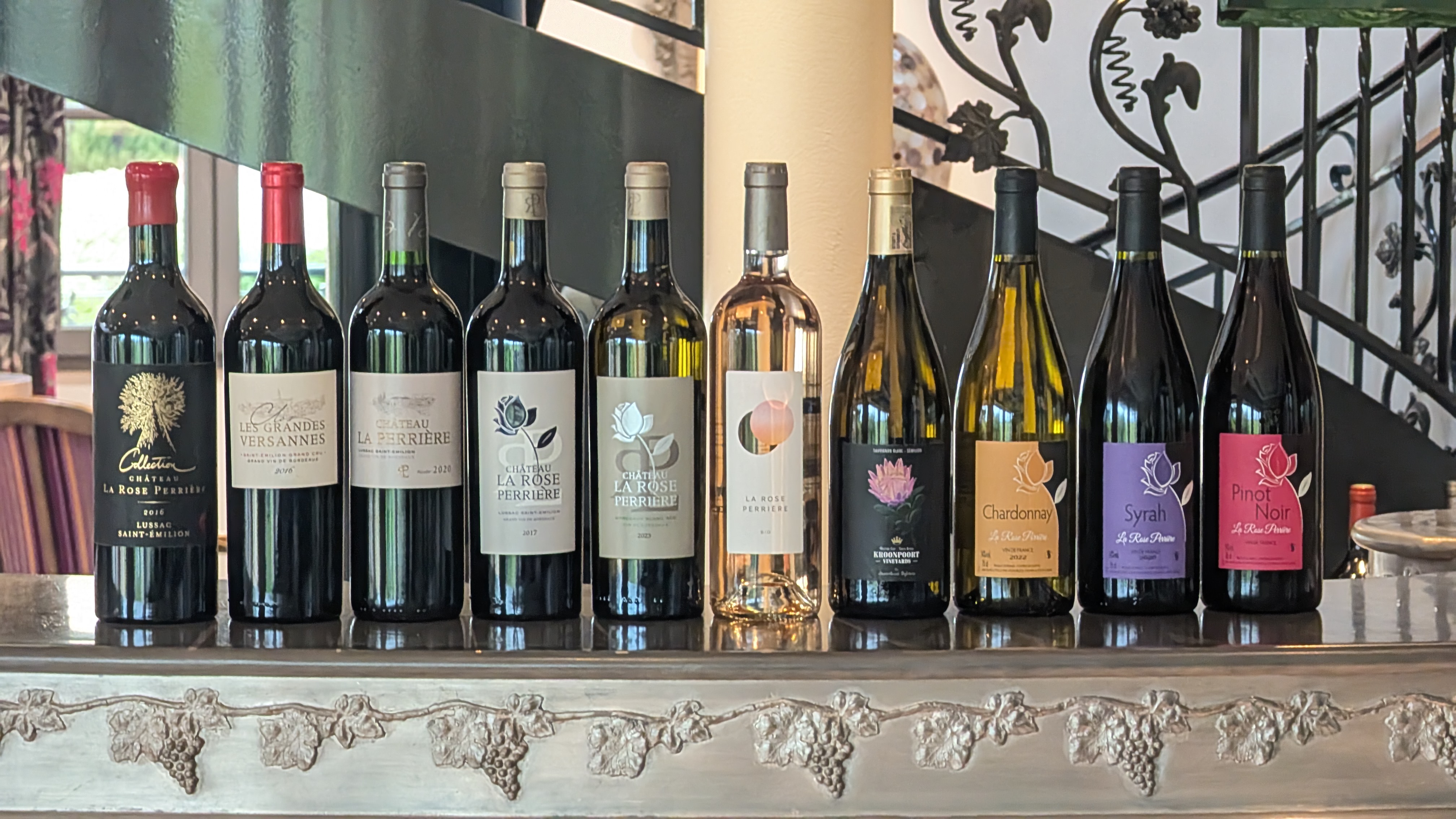 10 bouteilles de la gamme de vins du Château La Rose Perrière sur le comptoir de dégustation
