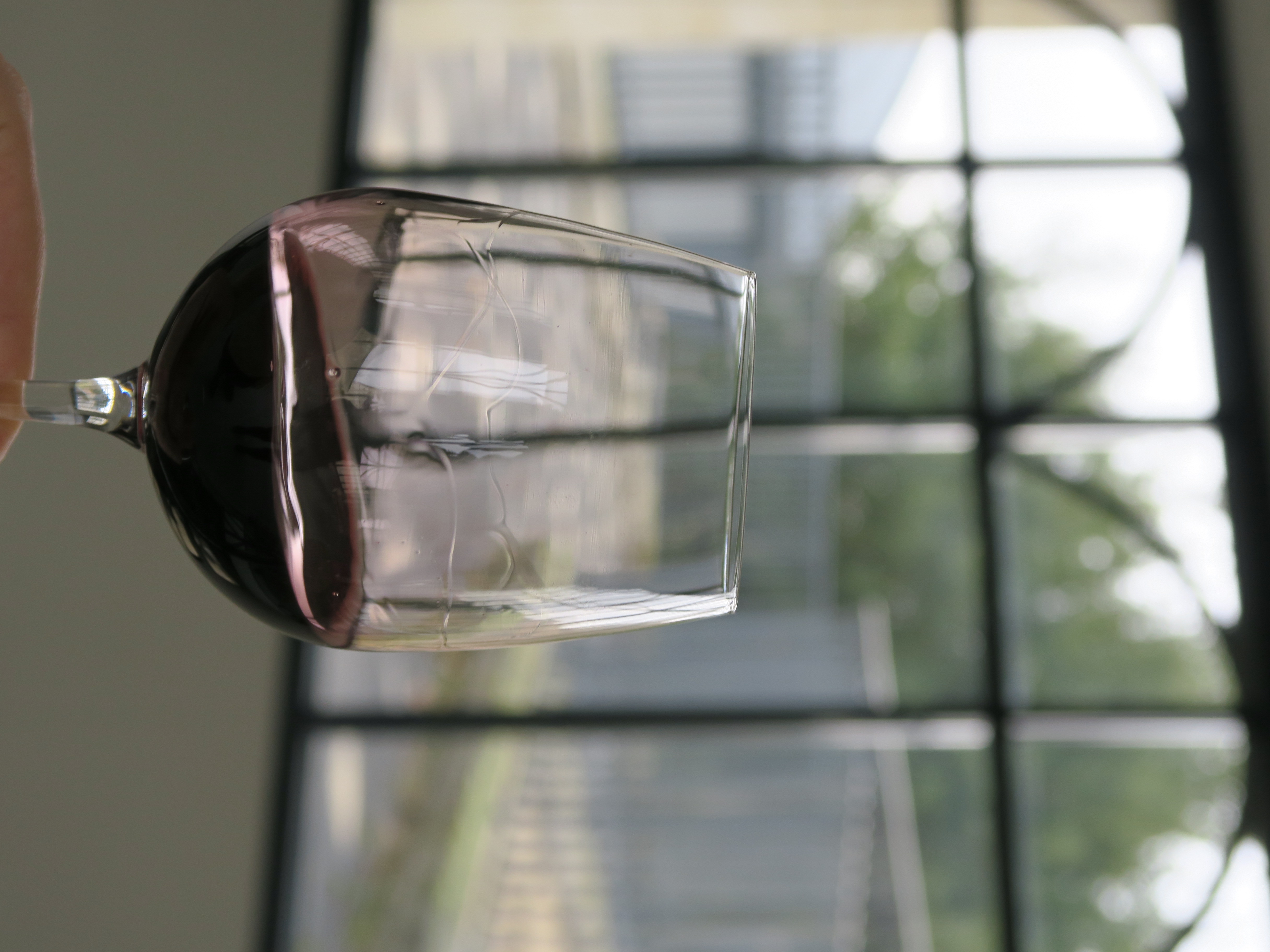 Larmes d’un vin rouge sur les parois d’un verre à pied