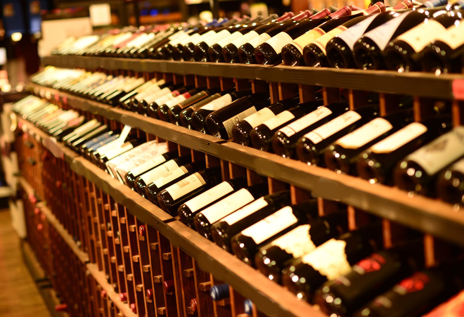 bouteilles de vin stockees inclinees dans une cave a vin