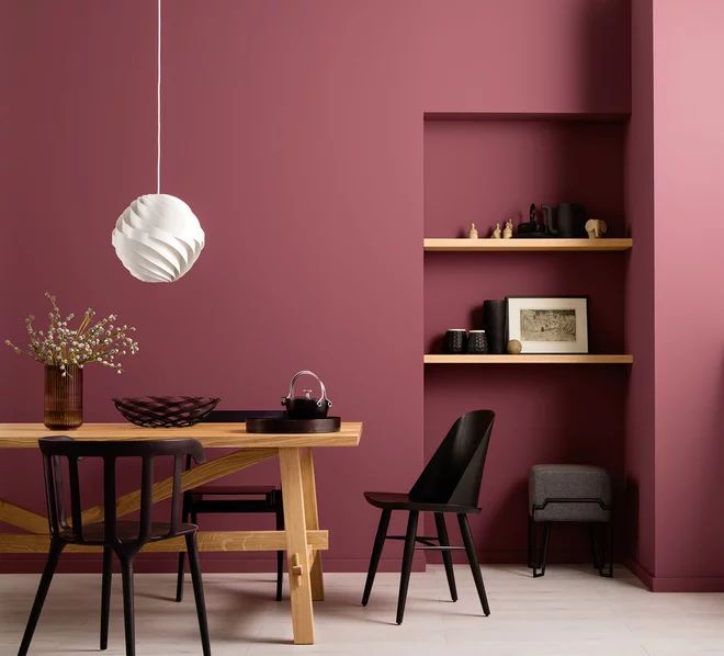 Mur peint couleur lie de vein dans une cuisine ou salle &agrave; manger