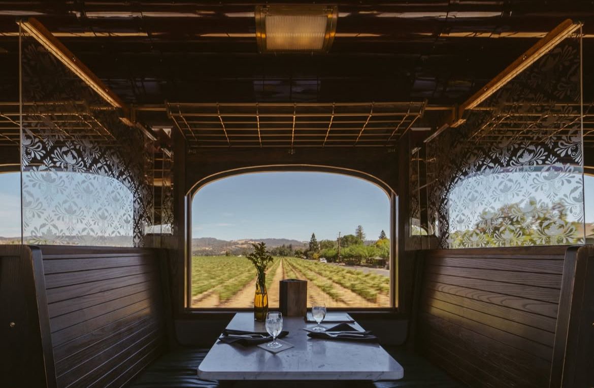 Compartiment intérieur du train de la Napa Valley avec table dressée pour le repas