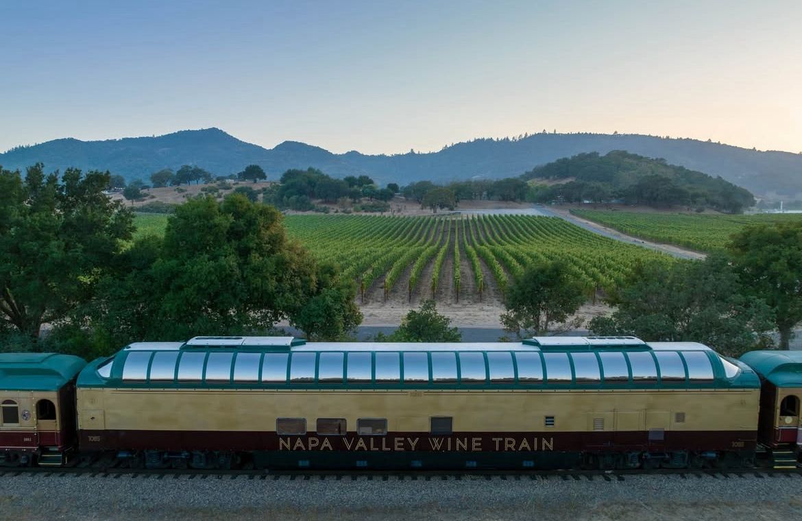 Train de la Napa Valley et vignes en arrière-plan