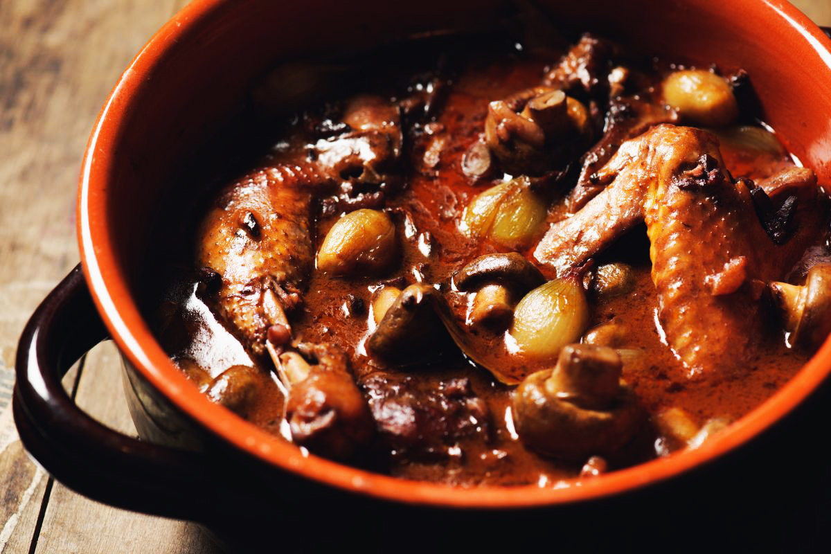 Plat en sauce au vin