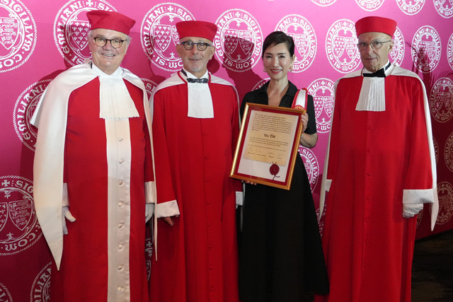 Au centre, Jean-Luc Sylvain en habit de Jurat lors d’une cérémonie organisée par la chancellerie de Singapour, accompagné de deux autres jurats et de Mme Alice LIM nouvelle intronisée. 