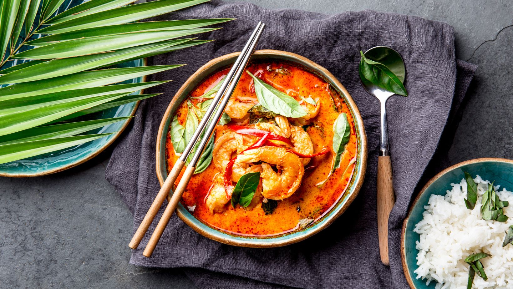 Assiette de soupe de crevettes au curry rouge