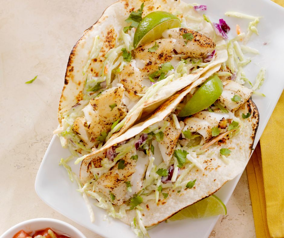 Deux tacos au Cabillaud dans un plat blanc