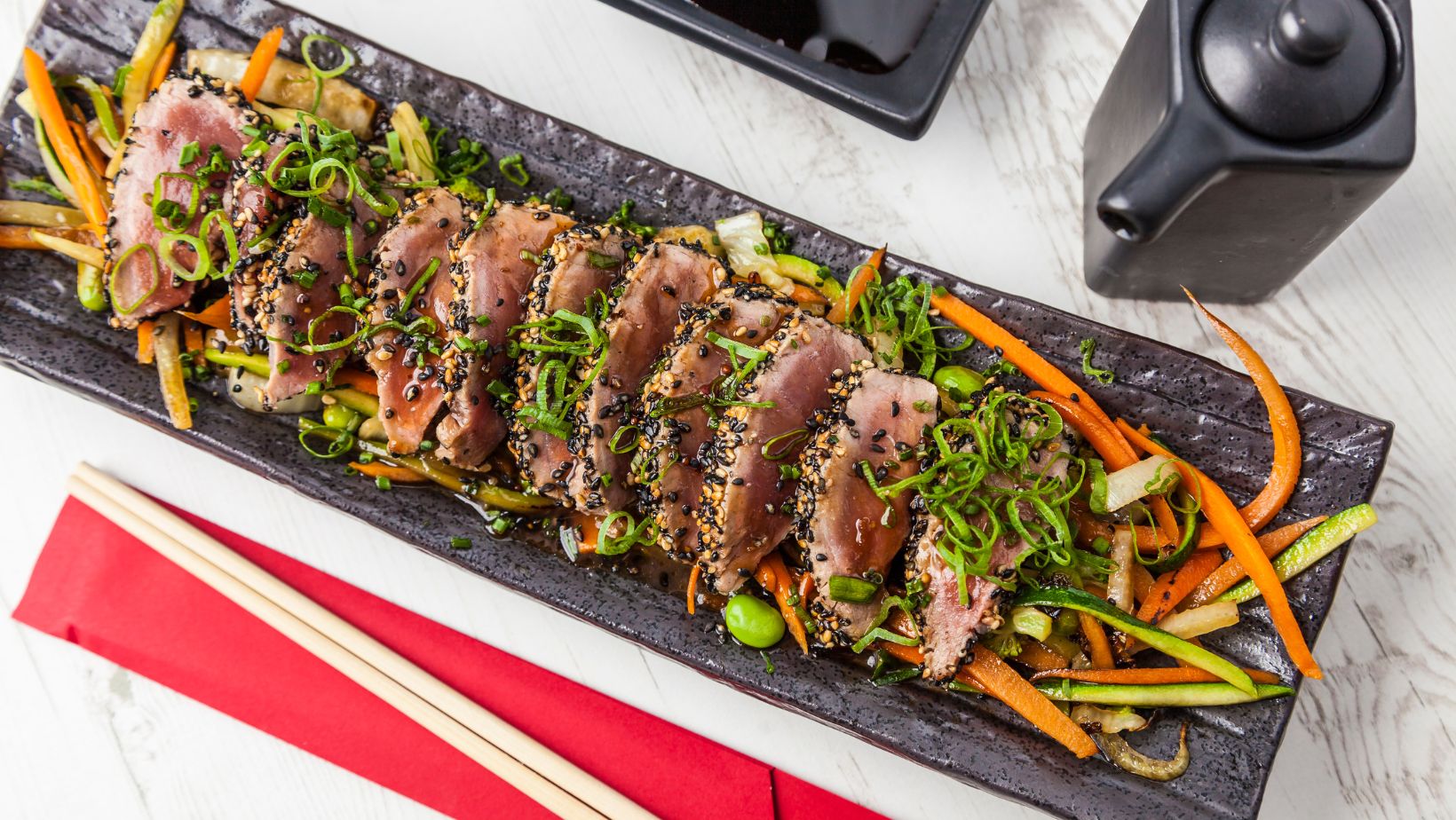 Plat de Tataki de thon au sésame accompagné de quelques légumes