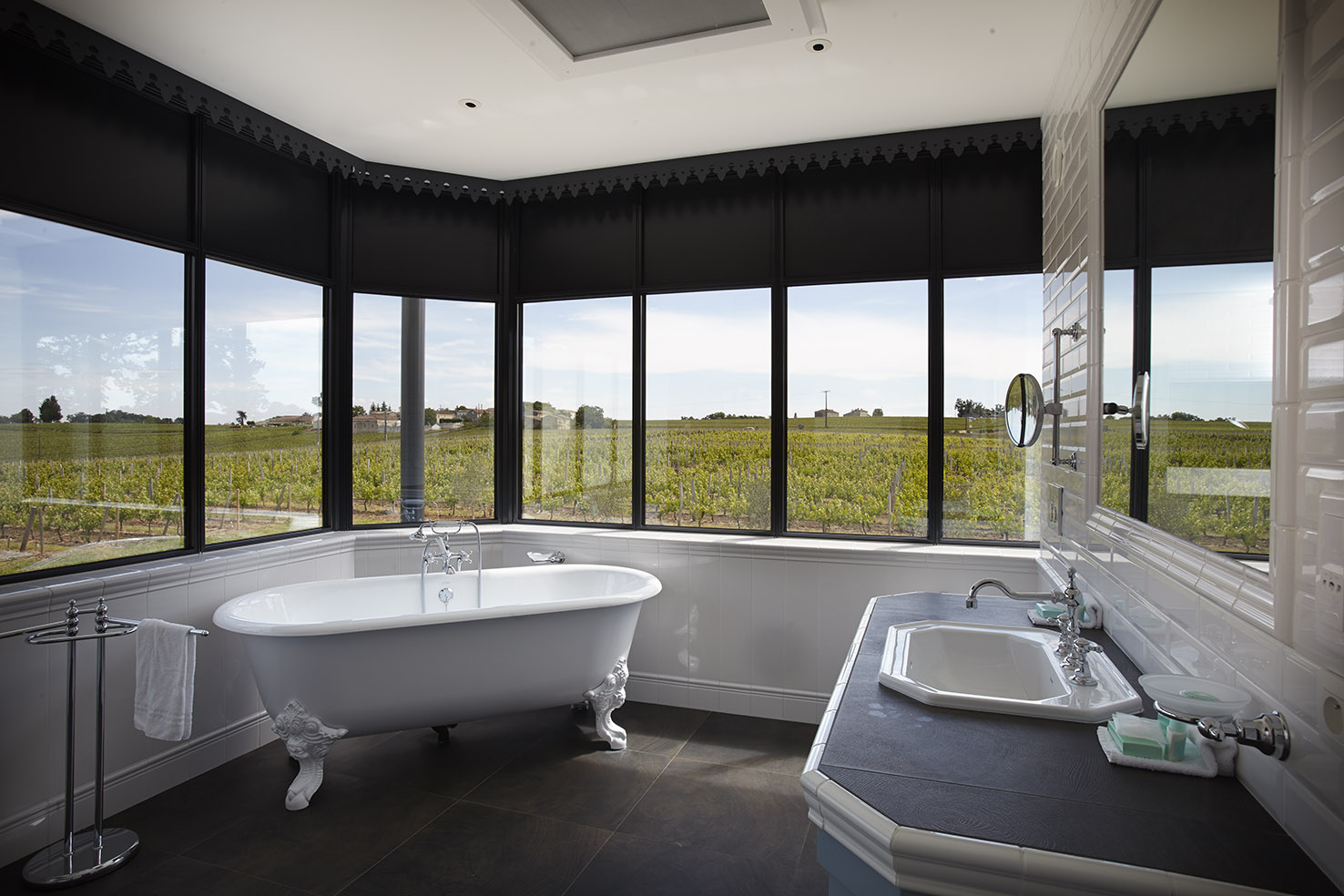 Vue d'une salle de bain du Chateau La Rose Perriere