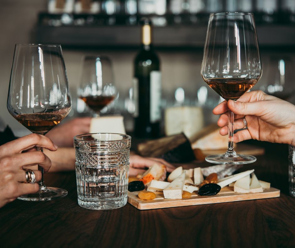 Deux verres de vins accompagnées d’une planche de fromages lors d’une degustation