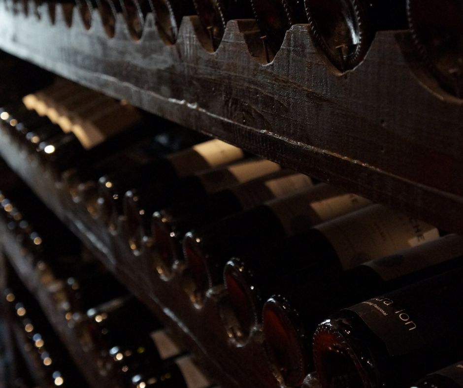 Bouteilles de vin rangees sur les etageres d’une cave a vin