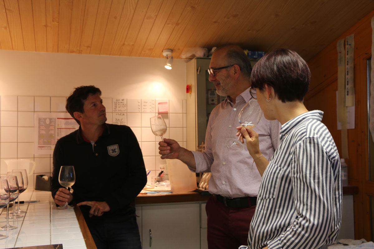 Jean-Luc et Claire Sylvain et Bruno Celerier echangent autour d’une degustation des vins du vignoble