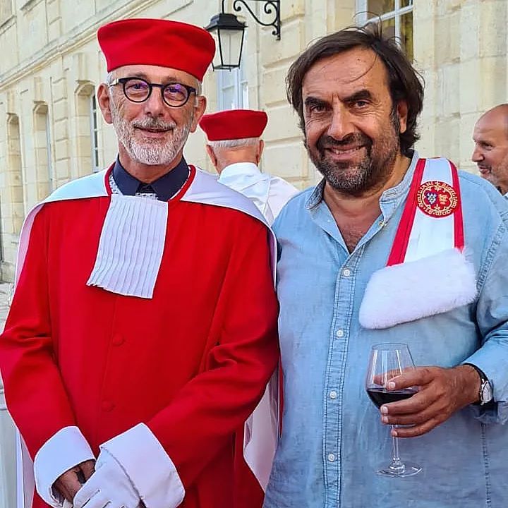 Jean-Luc Sylvain en habit de Jurat aux côtés d’André Manoukian intronisé lors du Ban des Vendanges 2021.