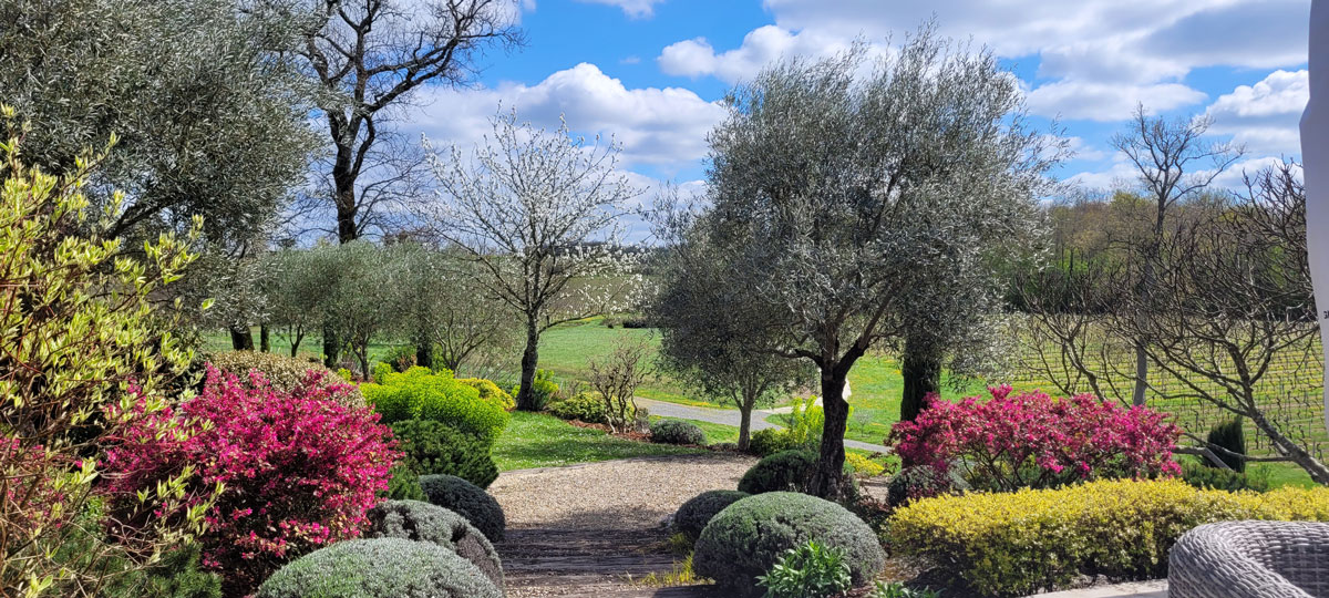 Jardin fleuri du Chateau La Rose Perriere