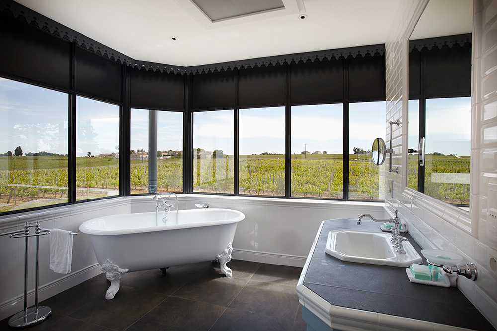 salle de bain vue sur les vignes chambre grandes versannes chateau la rose perriere